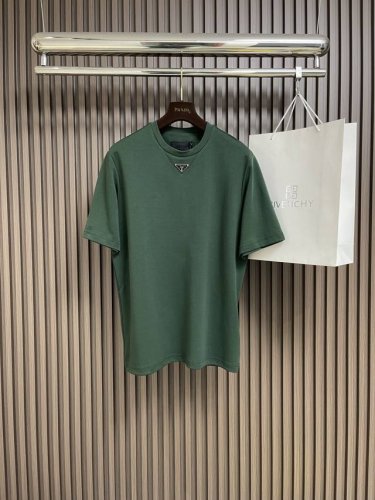 prada 2025Ss新款领口钢标短袖T恤，面料采用40支丝光柔棉爽面，面料布匹洗水后克重为230克，螺纹搭配1*1丝光索罗纳。辅料领口钢标采用全钢材料电镀而