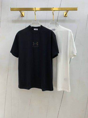 巴黎世家2025新款原单男士休闲打底短袖T恤！高端定制 高版本 时尚百搭爆款宽松版型原版进口420克双股纯棉面料 螺纹袖口.领口衣摆 手感超柔软细腻 穿着亲肤舒