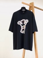 welldone 时尚潮牌 2025Ss春夏新品 潮酷T恤 解锁时尚新态度 正面与背面 都印着标志性的卡通图案 线条勾勒出绚丽的彩虹色 打破黑色的沉闷 充满活力