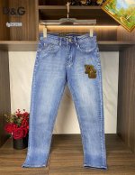 P200 D&G 专柜最新同款牛仔裤 面料版型做工绝绝子 好穿不挑身材在搭配上没有太多的限制 随意简洁的衬托其他单品，来展现自己的风格姿态～ 可以百搭任何风格的