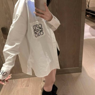 loewe罗意威经典字母Logo重工刺绣开叉设计翻领长袖衬衫 款号：25670505332 颜色：白色 尺码：Sml S码80-95斤 M码95- 斤 L码 -