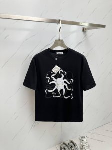 Loewe 2025春夏新款男士圆领短袖T恤 专柜同步售卖 高端品质 高版本 经典字母Logo设计 定制进口100%纯棉面料 手感柔软细腻 穿着亲肤舒适又透气
