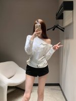 Dio* 25Ss春夏新款 蜜蜂刺绣露肩褶皱腰带短款衬衫丨独家高版出品 运用斜肩设计营造不对称美感 利用双侧褶皱元素实现修身效果 叠加腰带翻领为其注入时髦元素
