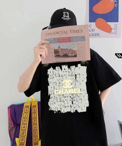 Chanel香奈儿圆领短袖半袖T恤 面料采用260克纯棉双纱食毛面料 双线二本针压线 久洗不变形 原版定制三标 高端进口印花 随意水洗 情侣可穿 男女同款 黑色