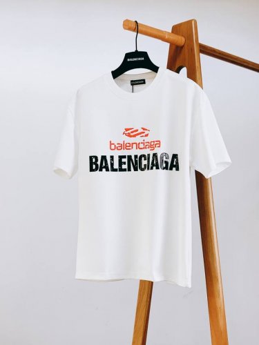巴黎世家 2025Ss春夏新品 休闲印花短袖，前幅字母印花标识，辨识度极高，完美的符合 最新系列风格的时尚理念，体验最新风情！！甄选高支纯棉面料，上身的舒适性能