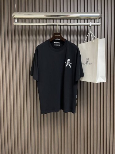 Mmj 前后立体胶印Logo圆领短袖T恤。非常有质感。立体胶印＋特殊包边裁剪！2025春夏新款。Master 定制240G精棉手感舒适细腻特殊裁剪拼接结构复杂独