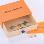 Louis Vutton路易威登经典Lv标志吊坠项链 官网最新款，众明星佩戴同款 现货秒发 原版购入开发 抛光 电镀 打磨 捞色 手工 滴色 镭射刻字 正确字体