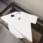 prada 普拉达 重磅推荐！2025Ss夏装新品 专柜在售 经典款历久不衰 最新系列荧光图案Logo短袖T恤 必须人手一件的节奏！进口顶极高密度纯棉面料，极为