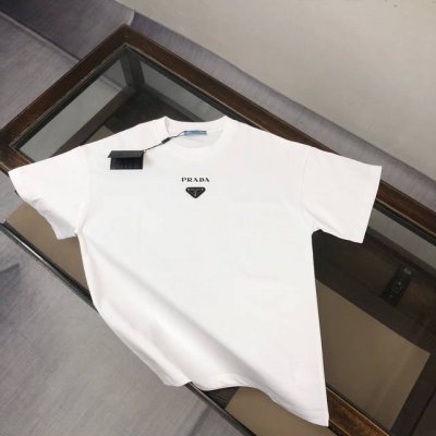 prada 普拉达 重磅推荐！2025Ss夏装新品 专柜在售 经典款历久不衰 最新系列荧光图案Logo短袖T恤 必须人手一件的节奏！进口顶极高密度纯棉面料，极为