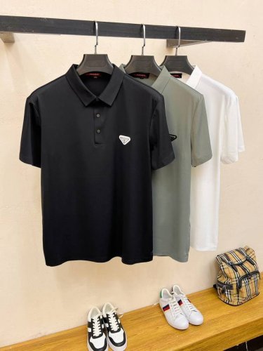 普拉达25Ss春夏新款翻领polo。精选天丝棉贡缎棉料，舒适细腻带来极佳的亲肤感，同时吸湿透气，方便打理。精工螺纹现织领口，修饰身形同时更不易变形，细节处体现精