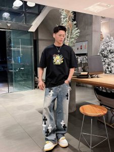 25Ss Fendi卡通系列新款圆领短袖T恤 选用330克双纱平织棉面料打造 热转印工艺 螺纹针织领口 男女同款 码数 S-2Xl 颜色 黑 白两色 尺码表 s