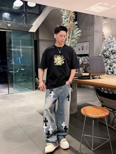 25Ss Fendi卡通系列新款圆领短袖T恤 选用330克双纱平织棉面料打造 热转印工艺 螺纹针织领口 男女同款 码数 S-2Xl 颜色 黑 白两色 尺码表 s