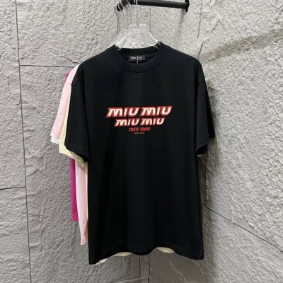 miu Miu*2025春夏新款 经典简约植绒工艺+立体硅胶 字母短袖T恤 定制双纱平纹纯棉面料 男女同款 颜色 黑色 白色 尺码 S 90-130斤 M 12