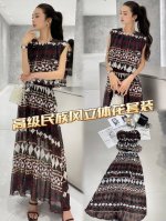 套装 高级韵味民族风套装，无袖圆领设计，简约利落，勾勒优雅身形。几何图案似古老图腾，神秘且富有艺术感，于无声处诉说独特风情。立体花点缀装饰精巧别致，为整体增添灵