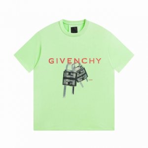 Givenchy 纪梵希 新色 Ss春夏新款圆领短袖T恤 专柜同步在售， 定制棉质面料，亲肤舒适，前幅锁扣印花图案，三标辅料齐全， 男女同款， 尺码：Xs.S.