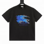 Burberry 巴宝莉 25Ss 重叠战马印花短袖 300克高克重精梳棉面料，手感柔软丝滑，上身亲肤透气，垂感佳。 胸口蓝白色重影马术骑士印花 Os落肩版型，