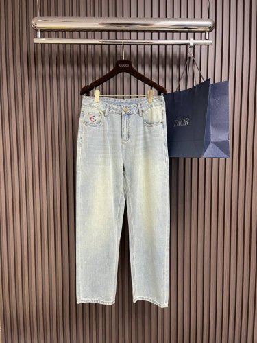 Gucci 男士直筒休闲牛仔裤 现代时尚的剪裁设计，客供日本Denim平纹棉质牛仔面料梭织生产．顶尖的石磨水洗工艺让质感达到80年代的老味，柔软细腻舒适透气，色