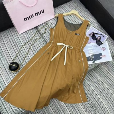 强烈推荐 25年早春夏系列 Miu*新款尼龙背心连衣裙 撞白色条设计 字母标点缀 松紧腰抽绳设计 Sml