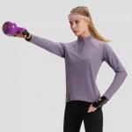 2025春夏 女士Descente迪桑特Women’S Running系列半拉链长袖T恤，迪桑特新款的女士颈部半拉链衫长袖，属于轻量级运动休闲系列，采用Torr