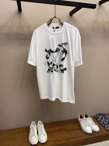 lv、Lu白鸽图案印花短袖 原,800购买，赛尔棉面料、网点印花工艺、圆领齐肩版型、全套辅料配备 #双纱赛尔棉面料 采用32S双纱赛尔棉，230G；32S双纱螺