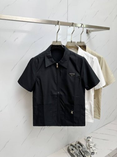 prada 普家25Ss夏季新品时尚潮流短袖外套 百搭上身效果 一营造欧美雅致运动风尚 超级百搭超级耐看的绝佳春季炸街延续了往年的经典爆款设计 相当的经典耐看