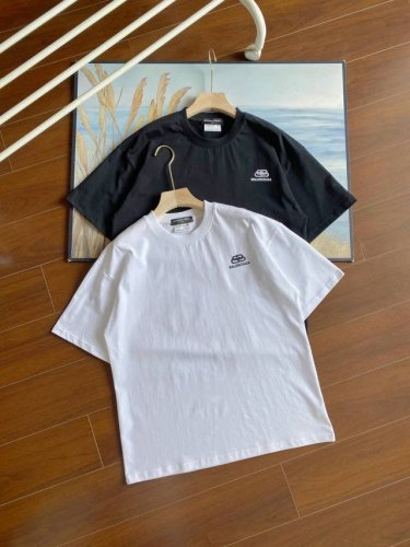 刺绣款！ Balenciaga巴黎世家联名款经典锁扣刺绣Logo男女同款情侣短袖 采用300克定制精梳棉，三针五线做工，领口包包边条，肩膀处内里带压条，做工面料