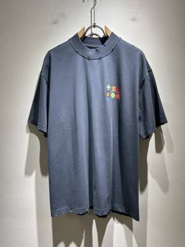 louisvuitt*路易*登 2025春夏全新系列单品上线，非常时髦前卫的一款男女同款短袖T恤，标识Logo图案印花修饰！区别于以往的不同，宣示品牌传承多年的