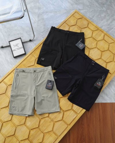 Arc'teryx 始祖鸟短裤户外休闲通勤机能刺绣款短裤 官网同步 都市机能轻量化弹力工装登山短裤，防泼水 透气 四面弹兼备的科技面料，让您在运动中获得舒适感。