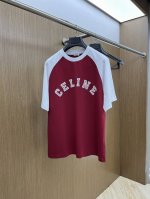 Celine 赛琳2025新款凯旋门拼色字母圆领短袖T恤男女同款 Celine这款撞色T恤，红与白的经典搭配，活力又不失优雅。胸前大大的品牌字母标识，是时尚态度