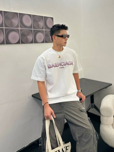 balsenciaga巴黎世家2025Ss彩色渐变小方格绣花情侣休闲短袖T恤 最高版本 定制面料290克100%双纱棉 彩色渐变小方格绣花 辅料 开模原版过鉴定