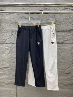 普拉达春夏25Ss休闲裤金典再次出现，原单订制高品质时尚休闲裤。超级百搭款。独家定制面料，挺阔有型，贴身舒适。原版定制专柜最新五金辅料。超靓版型、上身显腿修长，