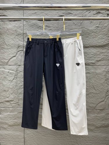 普拉达春夏25Ss休闲裤金典再次出现，原单订制高品质时尚休闲裤。超级百搭款。独家定制面料，挺阔有型，贴身舒适。原版定制专柜最新五金辅料。超靓版型、上身显腿修长，