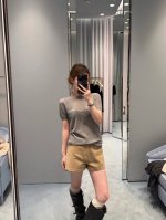 Miumi* 25Ss夏季新款 微标镂空针织短袖上衣丨独家Yb开发！高版出品！通体采用镂空钩针肌理交织，勾勒出波浪菱格花纹。领口、袖口和下摆都采用了螺纹花边设计
