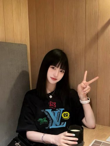 110 路易威登彩色涂鸦刺绣Ogo短袖T恤 高级感是Lv给的这件真的在我审美上！！ 重工彩色刺绣超好看～美出天际了 属于多少有点小心机在身上了嘎嘎重工 纯棉2