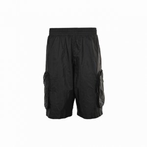 moncler 蒙口 三方联名可收纳尼龙短裤 选用100%定制锦纶尼龙面料制成 通过高密度经纬编织技术打造抗撕裂表面 单层克重精准控制在150G 左右 使其质地
