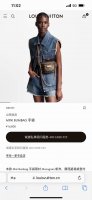 钟楚曦同款Louis Vuitton路易威登Mini Bumbag 手袋，专柜同步在售。本款Mini Bumbag手袋取材Monogram帆布，展现路易威登对潮