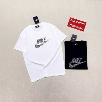 nike 耐克胸前迷彩大勾字母男女情侣款圆领双沙纯棉T恤 颜色:黑色 白色 尺码: M～2Xl 这款耐克系列T恤是艺术家重新演绎的进口材质，采用240克双纱纯棉