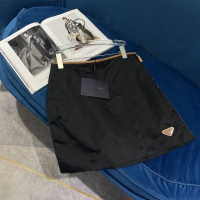 pr* Ss春夏新款倒三角标极简半身裙 普家一直走的是低调奢华路线，舒适的版型衬托出了极简主义的设计风格，把优雅风展露的一览无余！ 一年四季都可以穿，面料采用科
