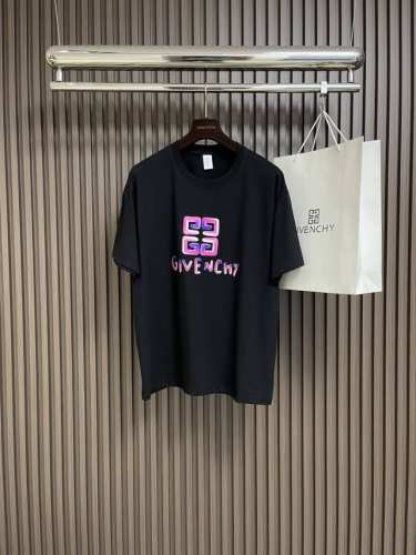 Givenchy 2025Ss Logo涂鸦圆领T恤，面料采用50支丝光双股面料，具有爽滑透气质感光泽等特征高端面料。工艺采用成衣胶印网点印花，特别费精力的一个