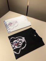 moncler蒙家 2025春夏男女同款情侣款最新的贸易订单短袖T恤，全品相！！网红款！采用Logo图案印花压胶设计！上身舒适透气，不僵硬，整体有着丰富的立体感