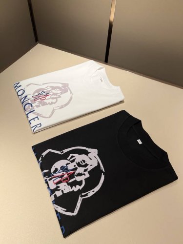 moncler蒙家 2025春夏男女同款情侣款最新的贸易订单短袖T恤，全品相！！网红款！采用Logo图案印花压胶设计！上身舒适透气，不僵硬，整体有着丰富的立体感