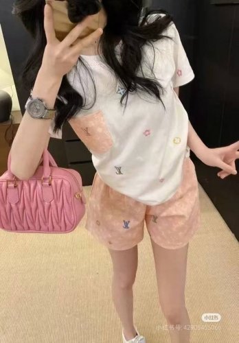上新 lv 驴 25Ss新款重工刺绣短裤套装 显腰细显腿长真的绝了 这真的好高级 又有种学院风慵懒的感觉 纸片人也不过如此吧 男朋友说穿上显得纸片人的感觉哈哈哈