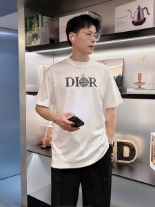 迪奥 2025春夏新款男女同款短袖T恤 定制专属纯棉面料 定制原版工艺螺纹 胸前重工字母Logo工艺设计 简约大方 从容百搭 档次极高 完美融入时尚还有风情感一