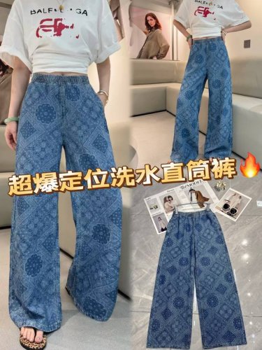 超爆定位洗水直筒牛仔裤 经典牛仔蓝 搭配别致花纹图案 定位洗水工艺让色彩层次丰富 复古又时髦 高腰松紧腰设计 舒适不勒 包容各种身形 直筒阔腿版型 随性大气 轻