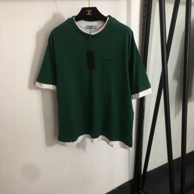 P140款号20250623 Prad*新款 三角形贴布拼色圆领短袖T恤，黑色，红色，绿色，S M L， M码：肩宽47，胸围104，袖长24，衣长66 .