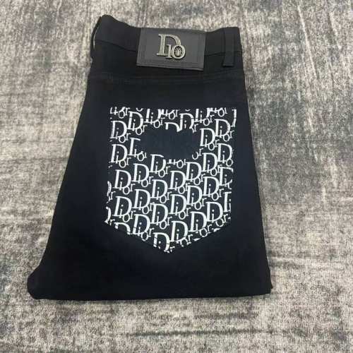 oc-759 Dior最新牛仔裤 驴家顶级用料超柔高棉水洗牛仔面料每一件水洗费用高达常规工艺三倍之多 触感极致细腻 质感非常好 全身简约大气设计 裤子后口袋采用