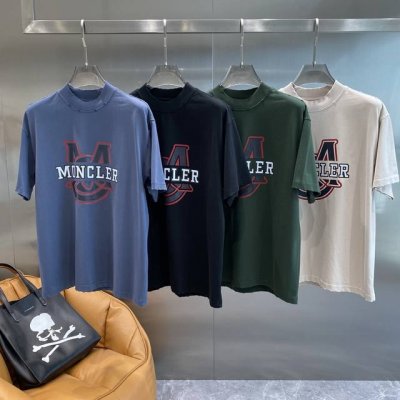 蒙家 蒙口T恤超酷炫经典又大气，胸前红黑配色的“M”字母和“Moncler”字样，设计感十足，酷炫又吸睛 面料亲肤柔软，宽松版M-3Xl 隔天