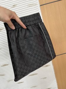 Gucc1 男士精品休闲裤顶级面料休闲裤，最新款上身版型无敌正绝对可以闭眼收的一款此款裤子非常百搭，弹力腰围,日常上班户外运动都可以穿着，是时尚休闲与户外运动的