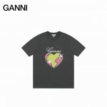 ganni25Ss 爱心地球烫钻短袖 如果你还不认识来自哥本哈根的Ganni 那真的要告诉你 这个牌子穿过的明星实在是太多了 韩潮顶流加持和她独具特色的笑脸 成
