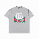 180 Gucci 古驰 25Ss 双G印花及Gucci红绿发泡印花短袖T恤 这款单品出自Gucci Lido系列，设计灵感源自意大利海岸的夏日风情和海滩俱乐部